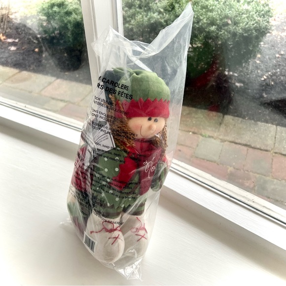 NEW Avon Carolers Musical Stuffed Figurines, Set of 2, Boy Sings Deck The Halls - Picture 3 of 16